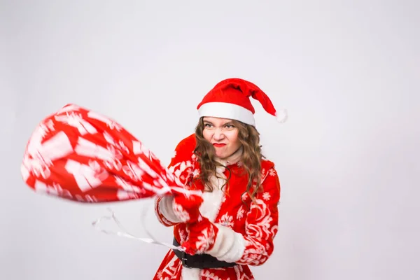 Weihnachten, Emotionen und Menschen-Konzept - wütende Frau in Weihnachtsmannkleidung mit Geschenken auf weißem Hintergrund — Stockfoto