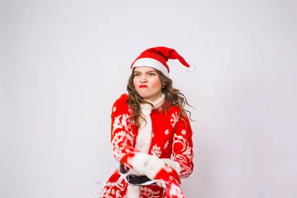 休日、クリスマスおよび人々 のコンセプト - プレゼントの袋でサンタ衣装の怒っている女性 — ストック写真