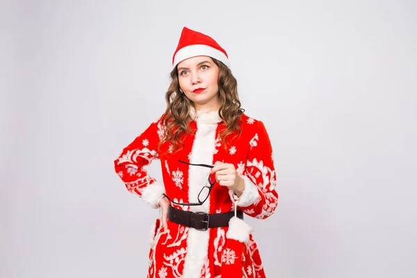 サンタ服の若い女性が脱いだ眼鏡コピー スペースで白い背景をクリスマス、休日、人々 のコンセプト- — ストック写真