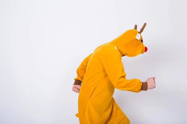 Pessoas, feriados e conceito de Natal - jovem em traje de veado Papai Noel dançando em fundo branco — Fotografia de Stock