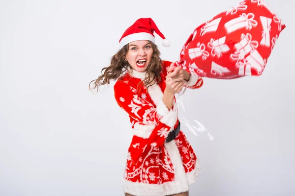 Noel, mizah, insanlar kavramı - Noel oyuncaklar ile büyük çanta ile santa elbiseli kadın. O kızgın görünüyor — Stok fotoğraf