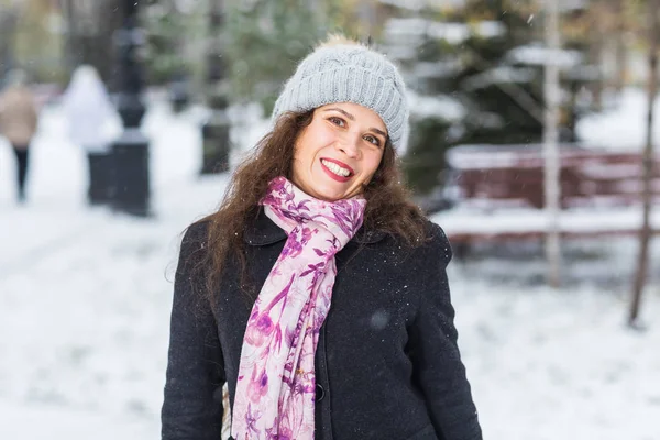 Πόλη, μόδα και χειμώνα έννοια - όμορφη ευτυχισμένη γυναίκα ντυμένη με μαύρο παλτό, κασκόλ ροζ και γκρι καπέλο — Φωτογραφία Αρχείου