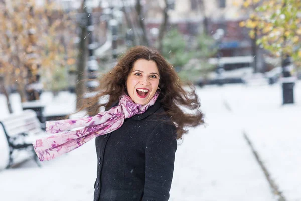 Πόλη, συγκινήσεις και ανθρώπους έννοια - όμορφη και ευτυχισμένη γυναίκα στο μαύρο παλτό και ροζ φουλάρι είναι διασκέδαση και γέλιο το χειμώνα δρόμου — Φωτογραφία Αρχείου
