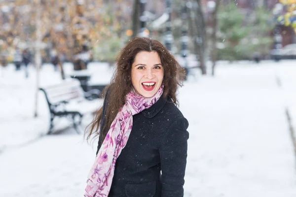 Stad, emoties en mensen concept - mooi en gelukkig vrouw in zwarte jas en roze sjaal is plezier en lachen in de winter de straat — Stockfoto