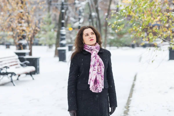 Winter-, mode- en mensen-concept - portret van een jonge vrouw is het nemen van een wandeling buiten — Stockfoto