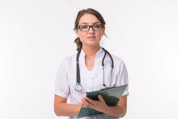 Médico com estetoscópio, segurando a pasta do documento no fundo branco — Fotografia de Stock