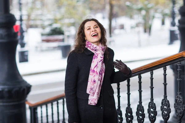 Mensen, mode en stijl concept - portret van de jonge mooie stijlvolle vrouw met vacht poseren op trappen in koude winterdag — Stockfoto