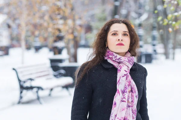 Glimlachend jonge vrouw neemt een wandeling buiten aan winterdag — Stockfoto