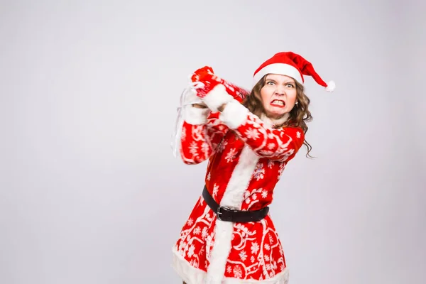 Tatil, Noel ve insanlar kavramı - Noel Baba kostüm armağan üstünde arka plan kopya alanı ile torba ile kızgın kadın — Stok fotoğraf
