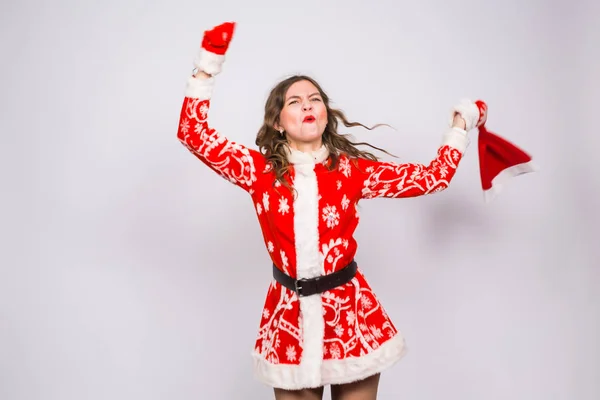 Vánoce, emoce a svátky koncept - vzrušený, křičí žena v santa kostým na bílém pozadí — Stock fotografie