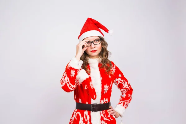 Noel, tatil ve insanlar kavramı - Noel Baba kostüm kopya alanı beyaz zemin üzerine gözlük ile genç kadın — Stok fotoğraf