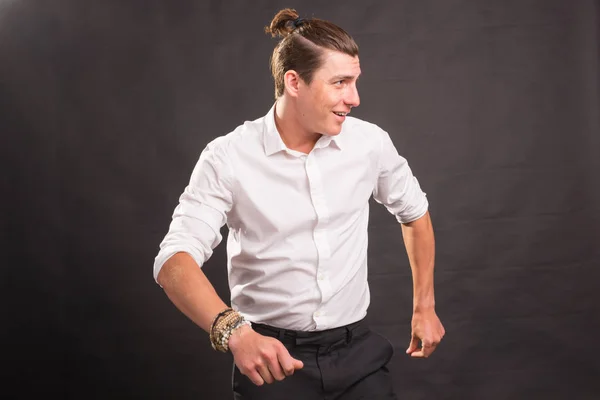 Tánc, boldogság, ember fogalma - jóképű férfi táncol a szürke háttér fehér ing — Stock Fotó