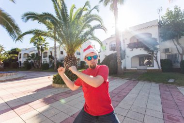 Santa Claus şapka içinde açık dans genç adam.