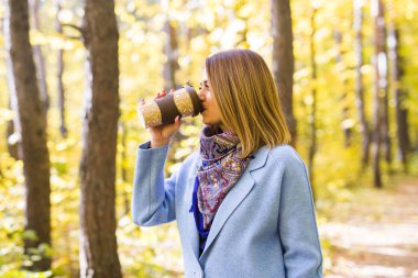 Sonbahar, Doğa, insanlar kavramı - genç esmer kadın kahve Sonbahar Park