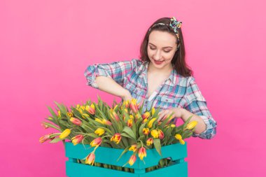 Demet lale pembe bir arka plan üzerinde olan esmer kadın
