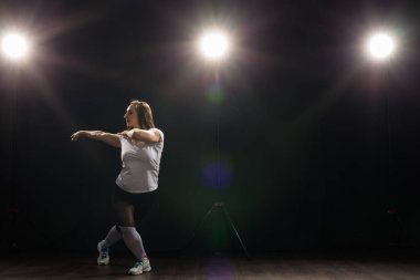 Genç güzel ince kadın Jazz funk bir siyah stüdyo arka planda dans