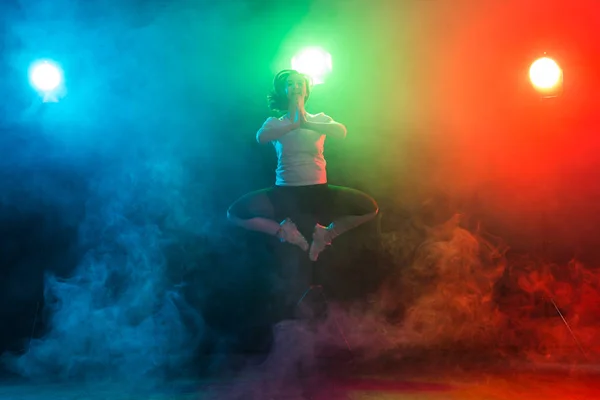 Joven hermosa mujer delgada bailando jazz-funk sobre fondo colorido — Foto de Stock