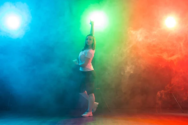 Gente y concepto de baile - Mujer joven europea bailando jazz funk — Foto de Stock