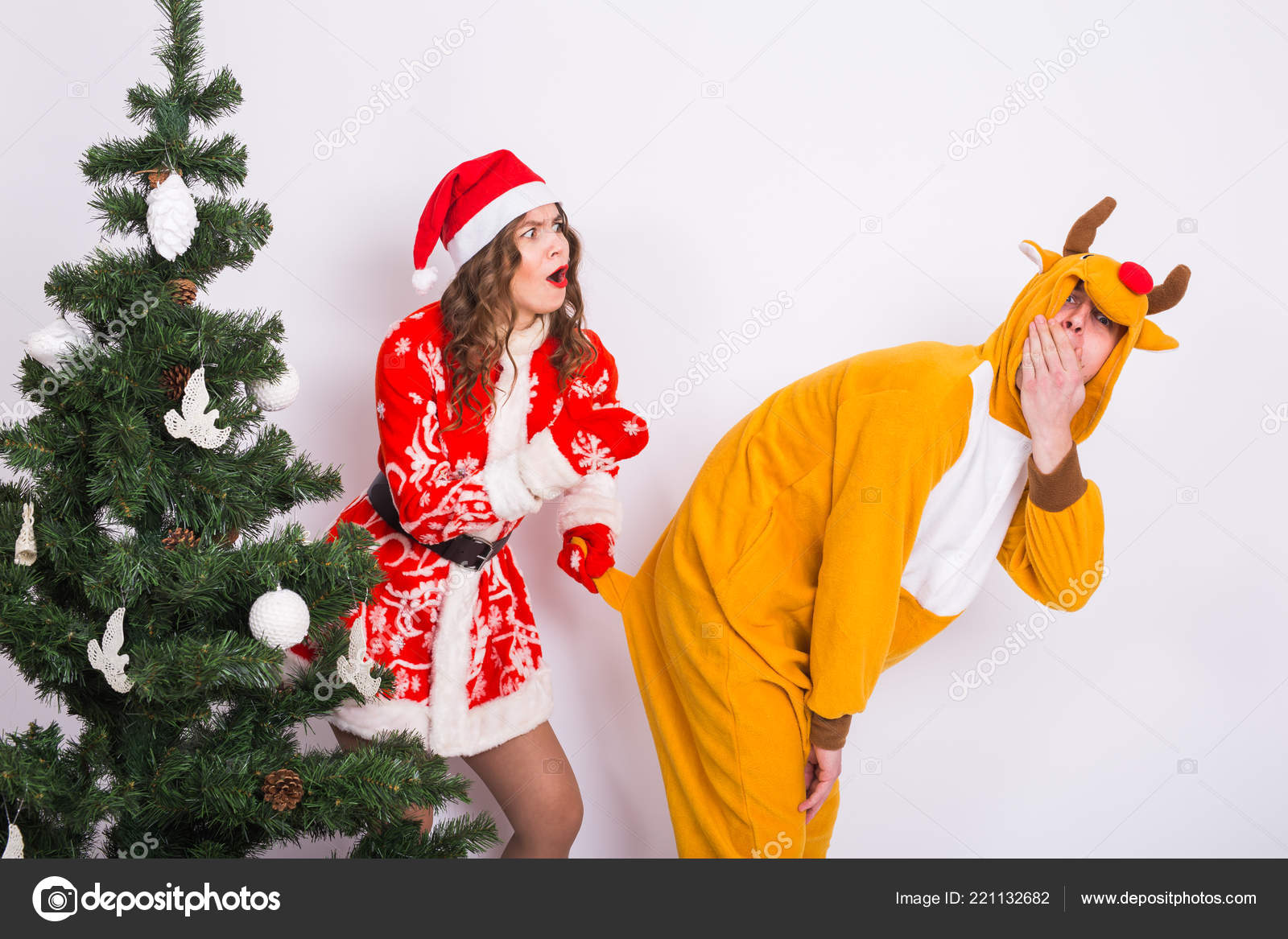 Weihnachten Feiertage Und Scherzkonzept Lustige Frau Im Weihnachtsmannanzug Und Mann Im Hirschkostum Albern In Der Nahe Des Weihnachtsbaums Auf Weissem Hintergrund Herum Stockfotografie Lizenzfreie Fotos C Satura Depositphotos