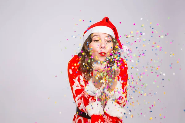 Yeni yıl 2019 üfleme konfeti kamera için karşılama Santas kostüm güzel kız. Yeni yıl kutlama ve parti konsept — Stok fotoğraf