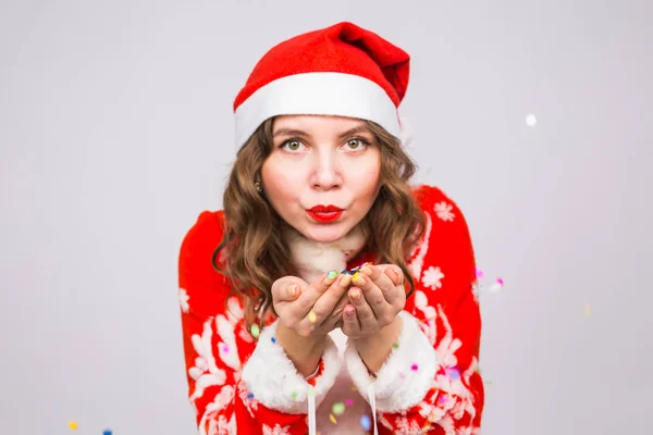 Tatil, Noel ve insanlar kavramı - Noel Baba kostüm konfeti üzerinde beyaz arka plan üzerinde güzel ve genç kadın — Stok fotoğraf