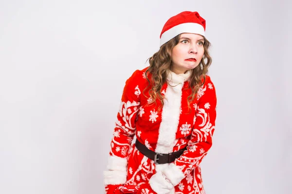 Vacances, Noël et concept de personnes - Femme en colère en costume de Père Noël avec sac de cadeaux — Photo