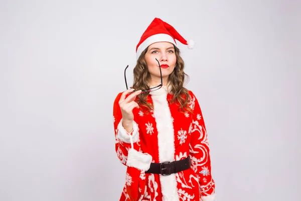 Noël, vacances et concept de personnes - jeune femme en costume de Père Noël a enlevé des lunettes sur fond blanc avec espace de copie — Photo