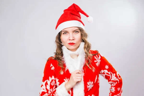 Noël, émotions et concept de blague femme en costume de Père Noël avec fausse barbe vous regarder sérieusement et avec colère sur fond blanc avec espace de copie — Photo