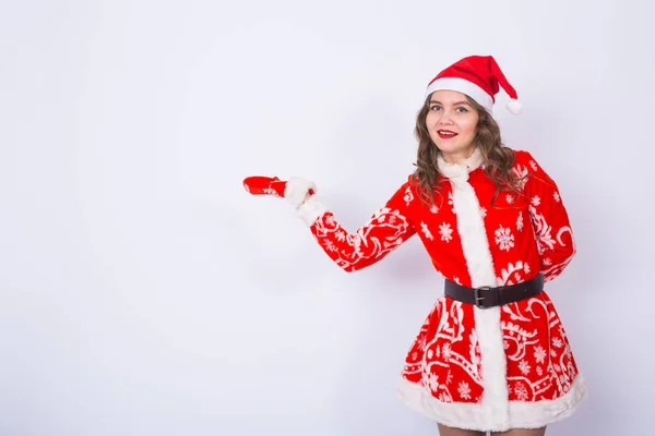 Duygular, tatil ve Noel kavramı - Noel Baba kostüm kopya alanı ile beyaz arka plan üzerinde şaşırtıcı genç kadın — Stok fotoğraf