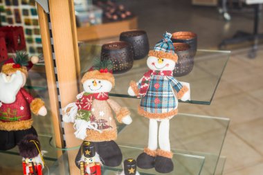 Çeşitli süslemeler ve Hatıra Eşyası Noel pazarında