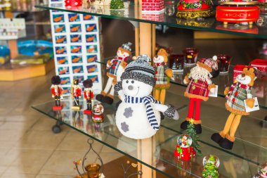 Çeşitli süslemeler ve Hatıra Eşyası Noel pazarında