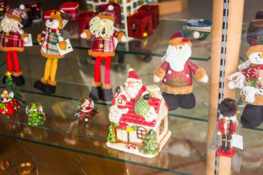 Çeşitli süslemeler ve Hatıra Eşyası Noel pazarında