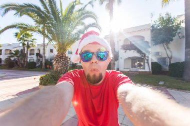 Noel, eğlence ve tatil kavramı - Noel geyik boynuzları giyen adam.