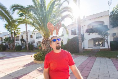 Tatil ve insanlar kavramı - Noel geyik boynuzları açık havada gülümseyen genç çekici adam