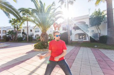 Bayram, yılbaşı ve insanlar kavramı - erkek geyik boynuzları ve dans gözlük ve smilng.