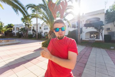 Tatil ve insanlar kavramı - Noel geyik boynuzları açık havada dans komik adam