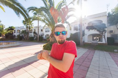 Tatil ve insanlar kavramı - genç çekici adam Noel geyik boynuzları içinde dans