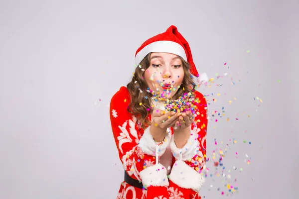 Noel, insanlar kavramı - kopya alanı ile arka plan üzerinde renkli pullu üfleme Noel Baba kıyafetli kadın — Stok fotoğraf