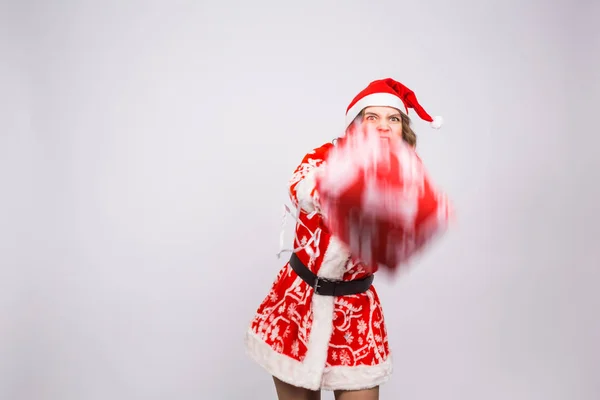Urlaub, Weihnachten und Menschen-Konzept - wütende Frau im Weihnachtsmannkostüm mit Geschenktüte auf weißem Hintergrund mit Kopierraum — Stockfoto