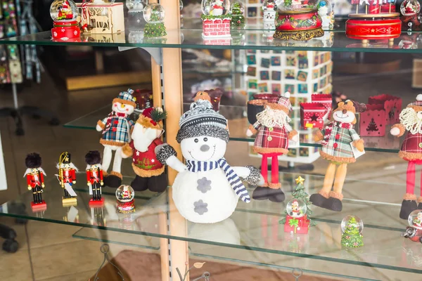 Çeşitli süslemeler ve Hatıra Eşyası Noel pazarında