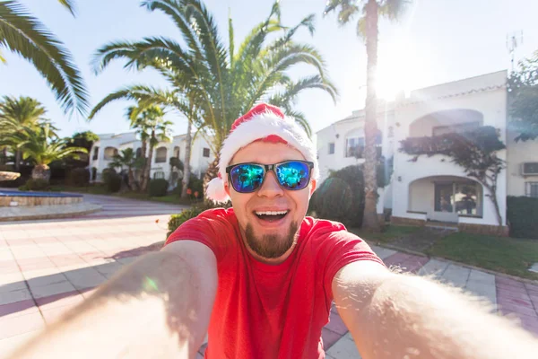 Noel ve tatil kavramı - neşeli yakışıklı Noel Baba kostüm selfies açık alarak