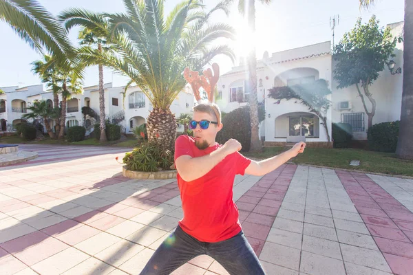 Tatil ve insanlar kavramı - genç çekici adam Noel geyik boynuzları içinde dans