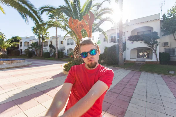 Noel, eğlence ve tatil kavramı - Noel geyik boynuzları dans giyen adam