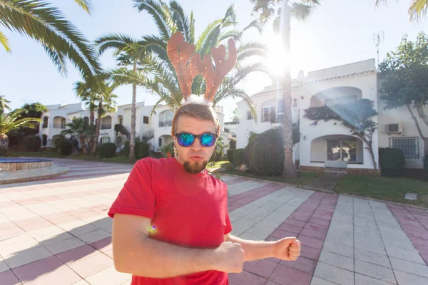 Tatil ve insanlar kavramı - Noel geyik boynuzları açık havada dans komik adam
