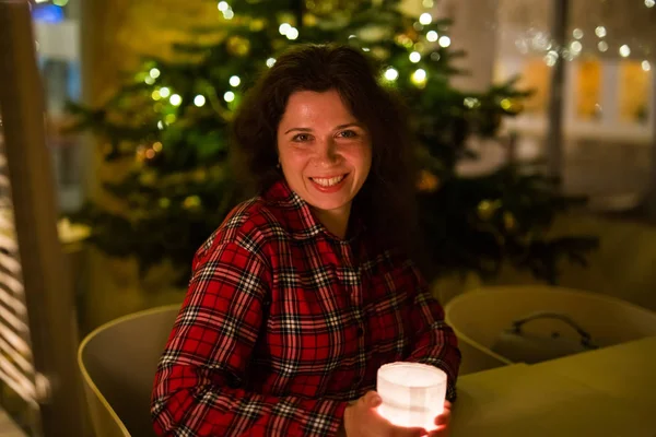 Feestdagen en mensen concept - mooie vrouw in café in de buurt van de kerstboom achtergrond — Stockfoto