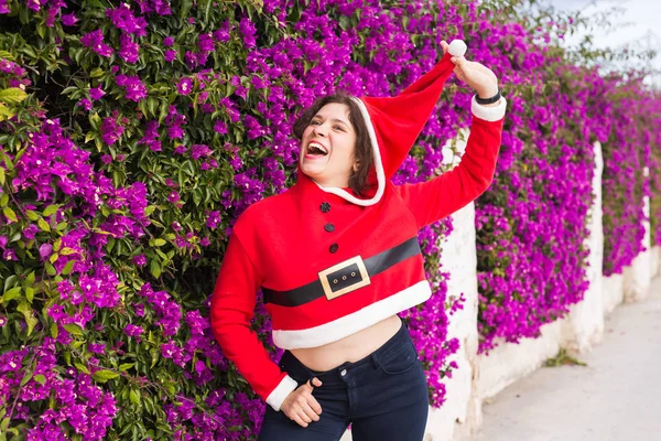 假期和人的概念-微笑滑稽的女人在圣诞节服装户外 — 图库照片