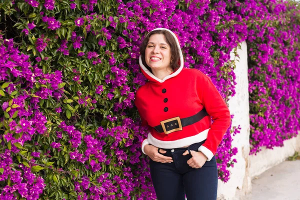 Feestdagen en mensen concept - glimlachend grappige vrouw in Kerstmis kostuum buitenshuis — Stockfoto