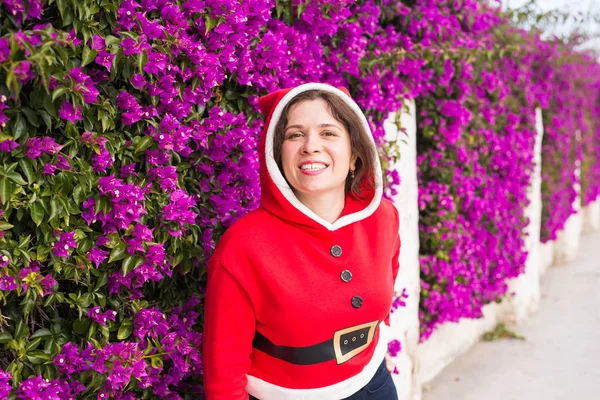 Feestdagen en mensen concept - glimlachend grappige vrouw in Kerstmis kostuum buitenshuis — Stockfoto