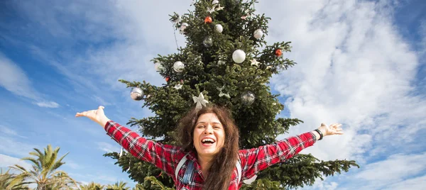 Menschen, Urlaub und Spaßkonzept - glückliche junge Frau springt neben Weihnachtsbaum — Stockfoto