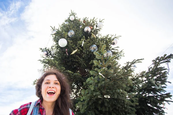 Natale, vacanze, umorismo e il concetto di persone - giovane donna felice divertirsi sotto l'albero di Natale — Foto Stock